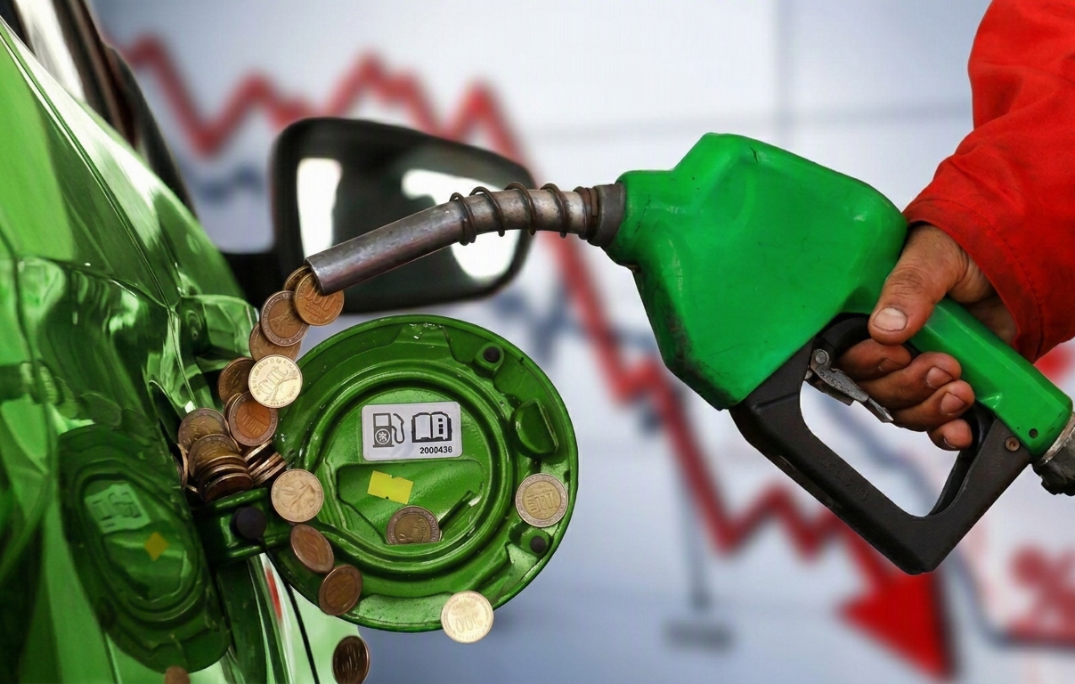 suridor de gasolina botando monedas chilenas